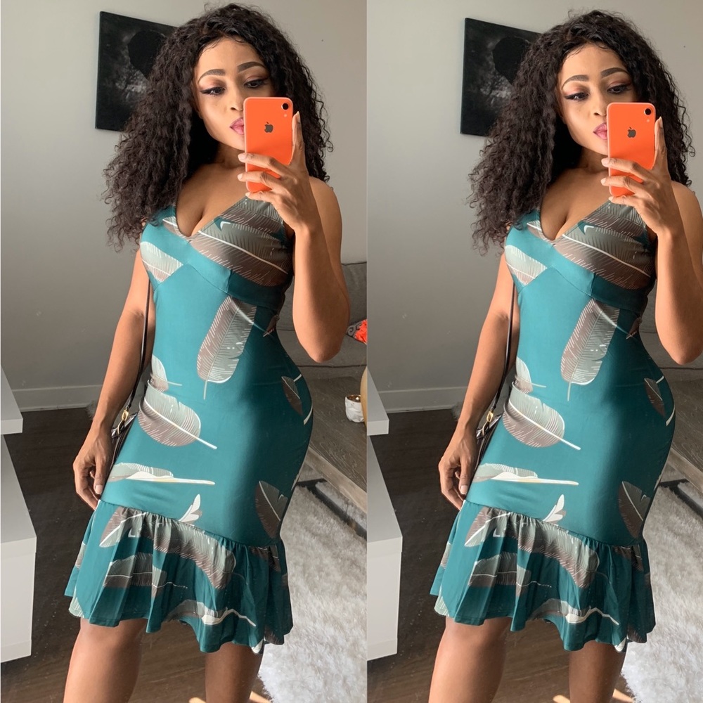 Sleeveless feather pattern printed dress.